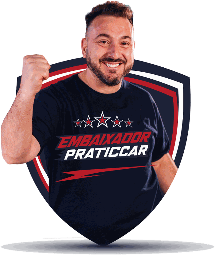 Associado comemorando, de camisa Embaixador Praticcar, sobre o escudo do programa